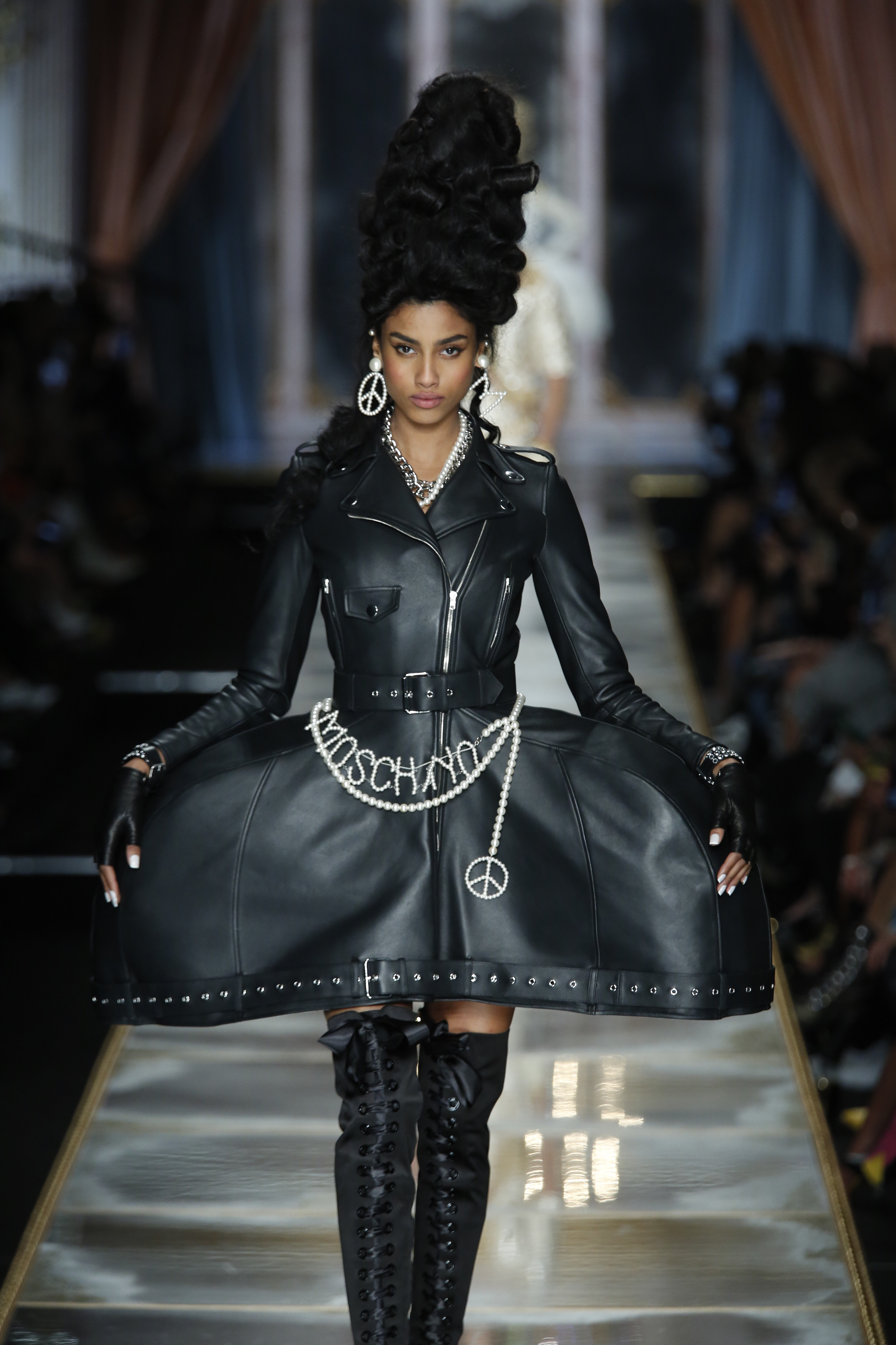2月20日,在意大利米兰时装周上,模特展示moschino品牌的2020秋冬