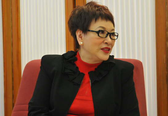 拍戏为"渣男"还债,却为债主生下两个孩子,今68岁成为女强人!