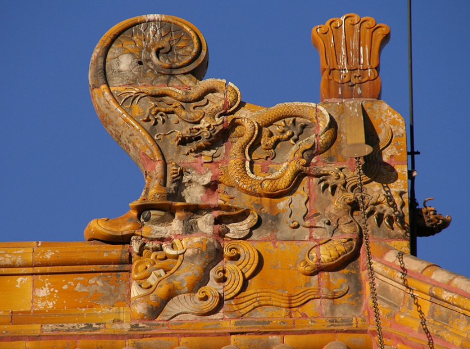 在皇宫,寺庙或者一些大型古建筑的正脊两端都装饰有一件龙形的构件,这