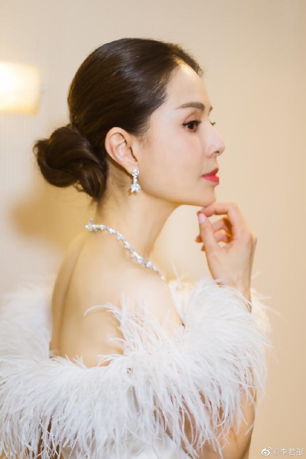 李若彤更博晒侧颜 精致装扮搭配少女唇色气质高雅