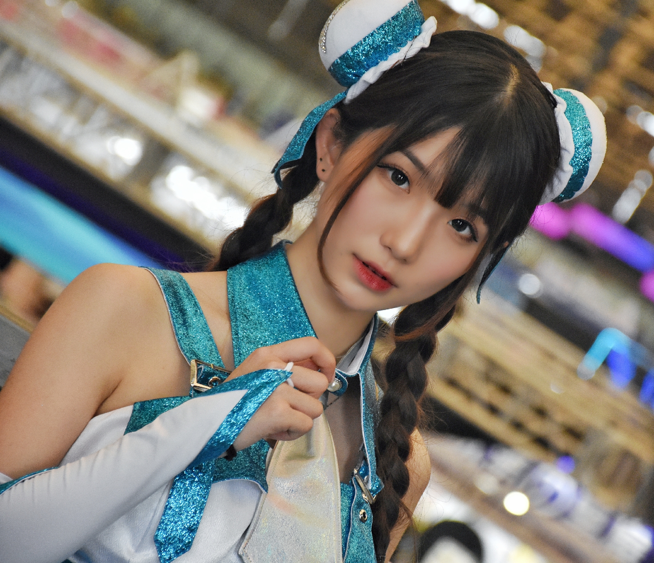 [百家探秘]2018上海cj现场中风格迥异的美女.