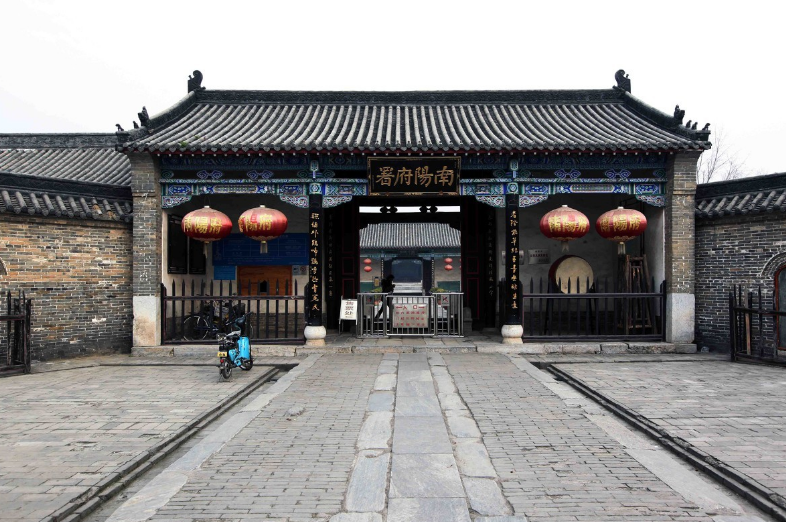 南阳知府衙门博物馆现存建筑保留了元,明,清三代的建筑艺术.