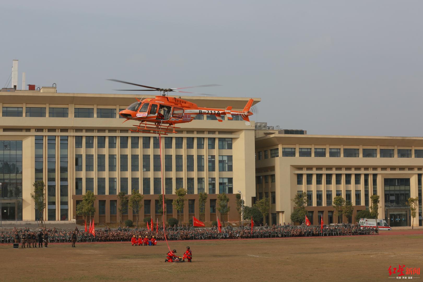 枪声四起,直升机悬停救人……成都警备区这场应急救援演练好精彩!