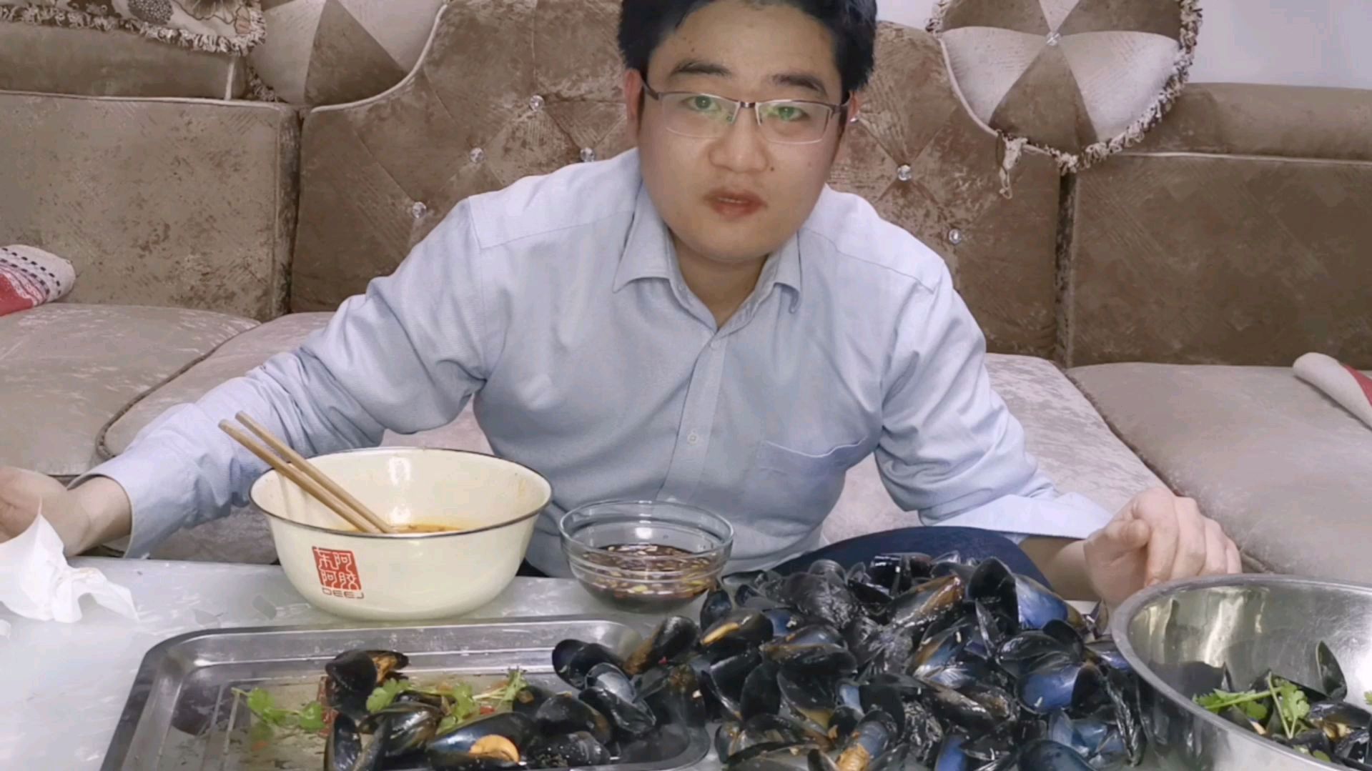 8斤海虹20元,不用一滴水清蒸外加红烧,锅大侠吃不够泡面凑