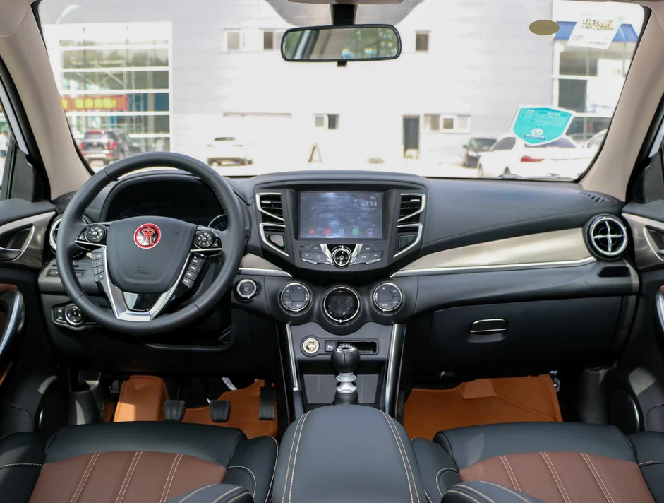 内饰这一点可以说中规中矩吧,不能说特别丑,但也不是特别好看就是了