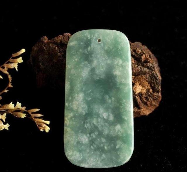 无瑕不成玉,有瑕疵的翡翠有时也能卖上几十万,瑕疵是指哪些呢