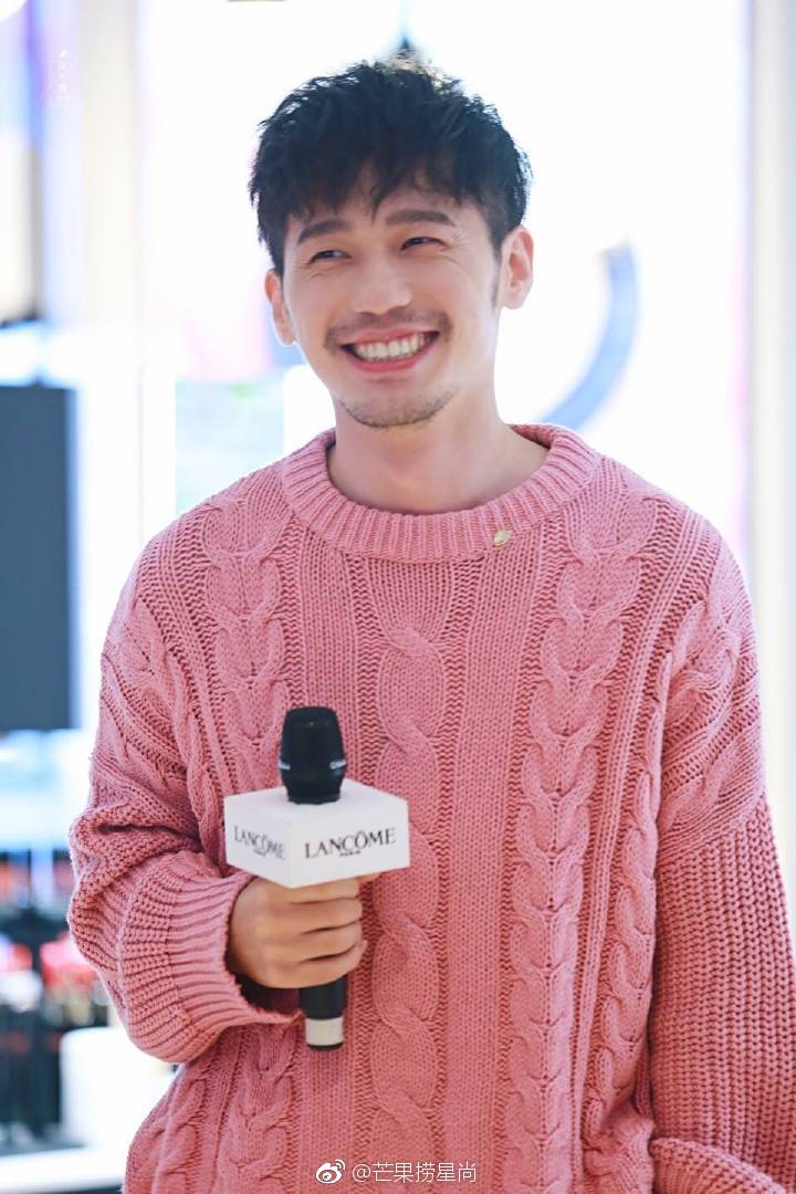 白宇饭拍生图:粉色毛衣搭配洛桑胡,网友:甜心糙汉
