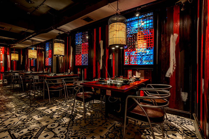 火锅厅堂装修设计布置要简洁大方,应本着装饰格调统一,风格明快,环境