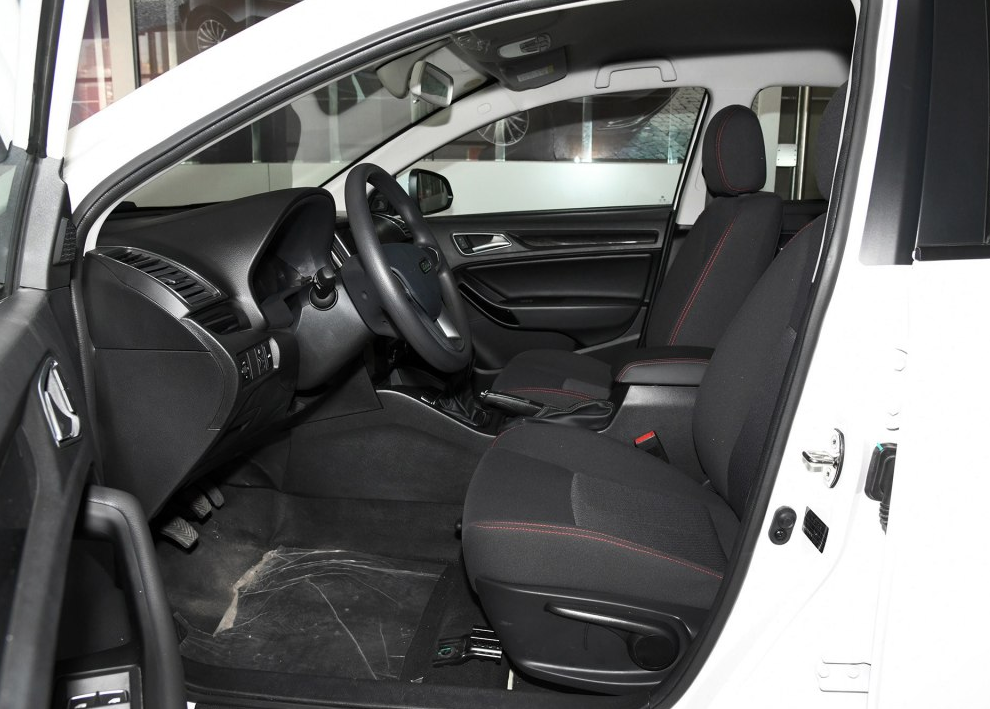 众泰z360,外观沉稳大气,保持着优雅时尚感