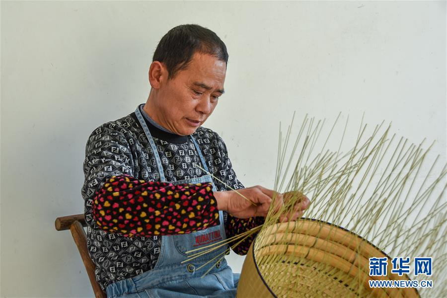 李毓书在家中编织背篓(3月20日摄).  新华社记者 柳王敏 摄