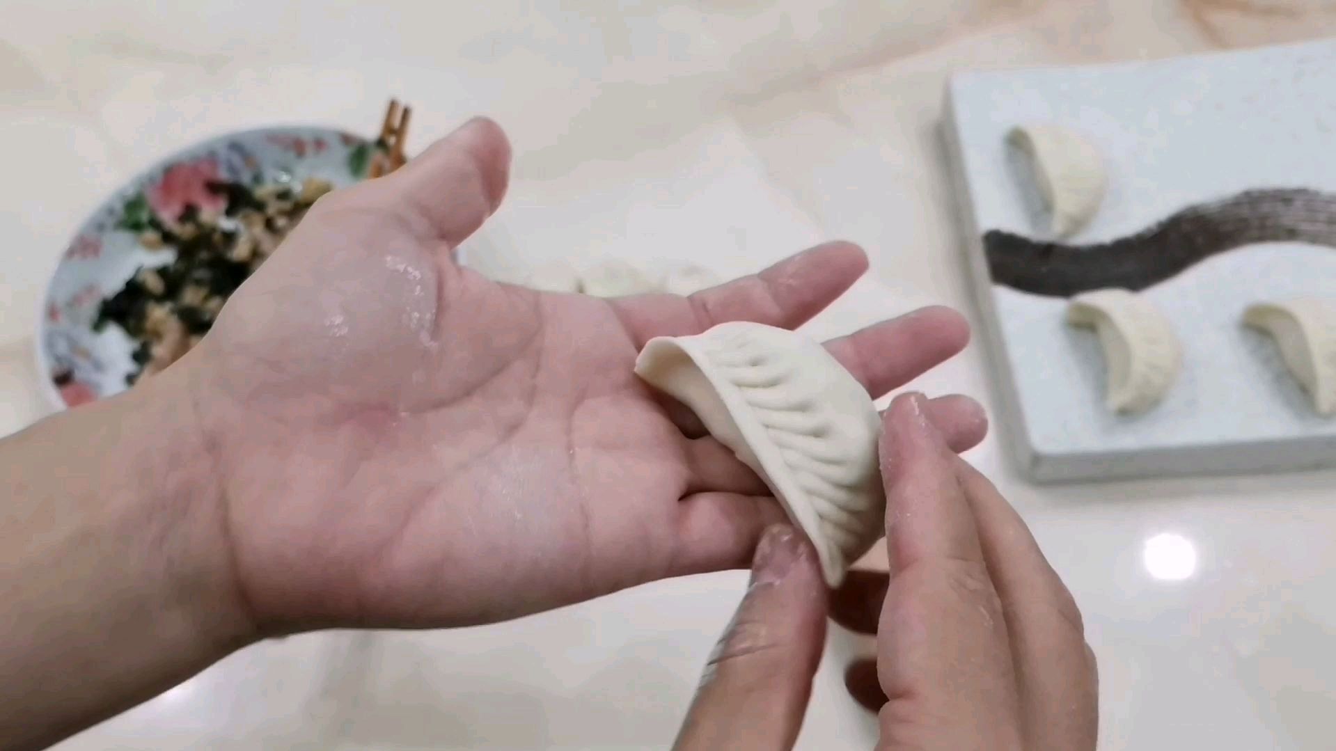 手把手教你包饺子,慢动作教学,手法简单易学,来试试吧