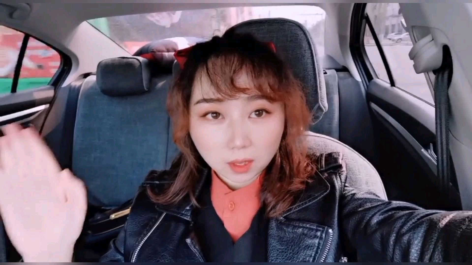 90后打工妹参加同学订婚礼,怎么感觉像是婚礼一样,感动泪流满面