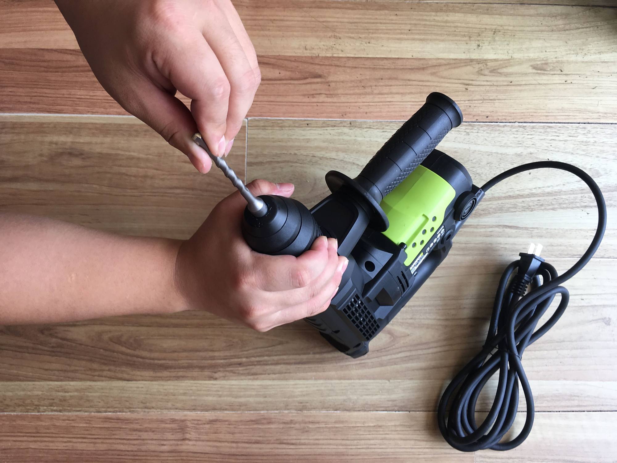 钻头安装很简单,还有说明书说明,按照图例步骤按住钻头槽,钻头往下一