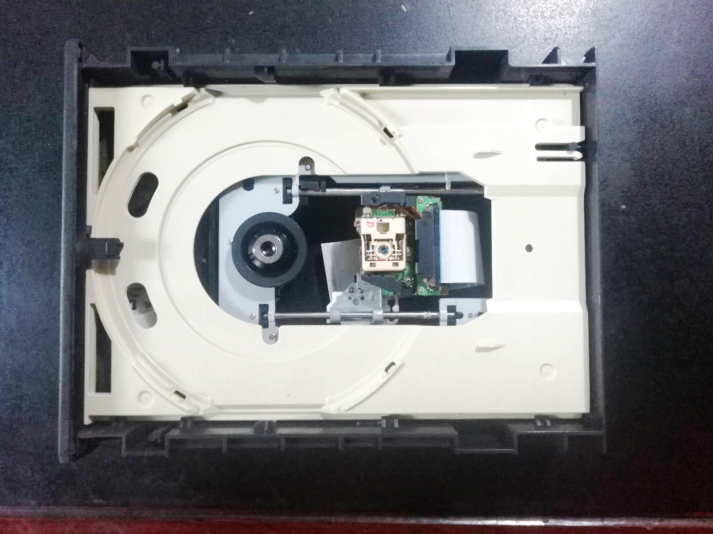 这个老式光驱有什么不同?拆开后看一看就知道,内部机械感很强