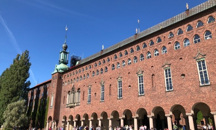 它是瑞典的中心,也是标志性建筑物,两边临水,一座红色砖瓦塔楼