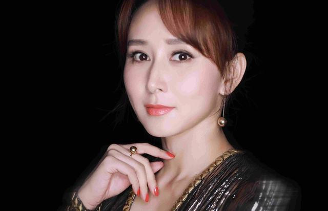 胡静谈豪门生活,规矩太多:吃饭要用手抓,裙子长度要到脚踝