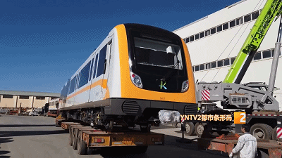 昆明地铁4号线新车"乘火车"到昆明啦!