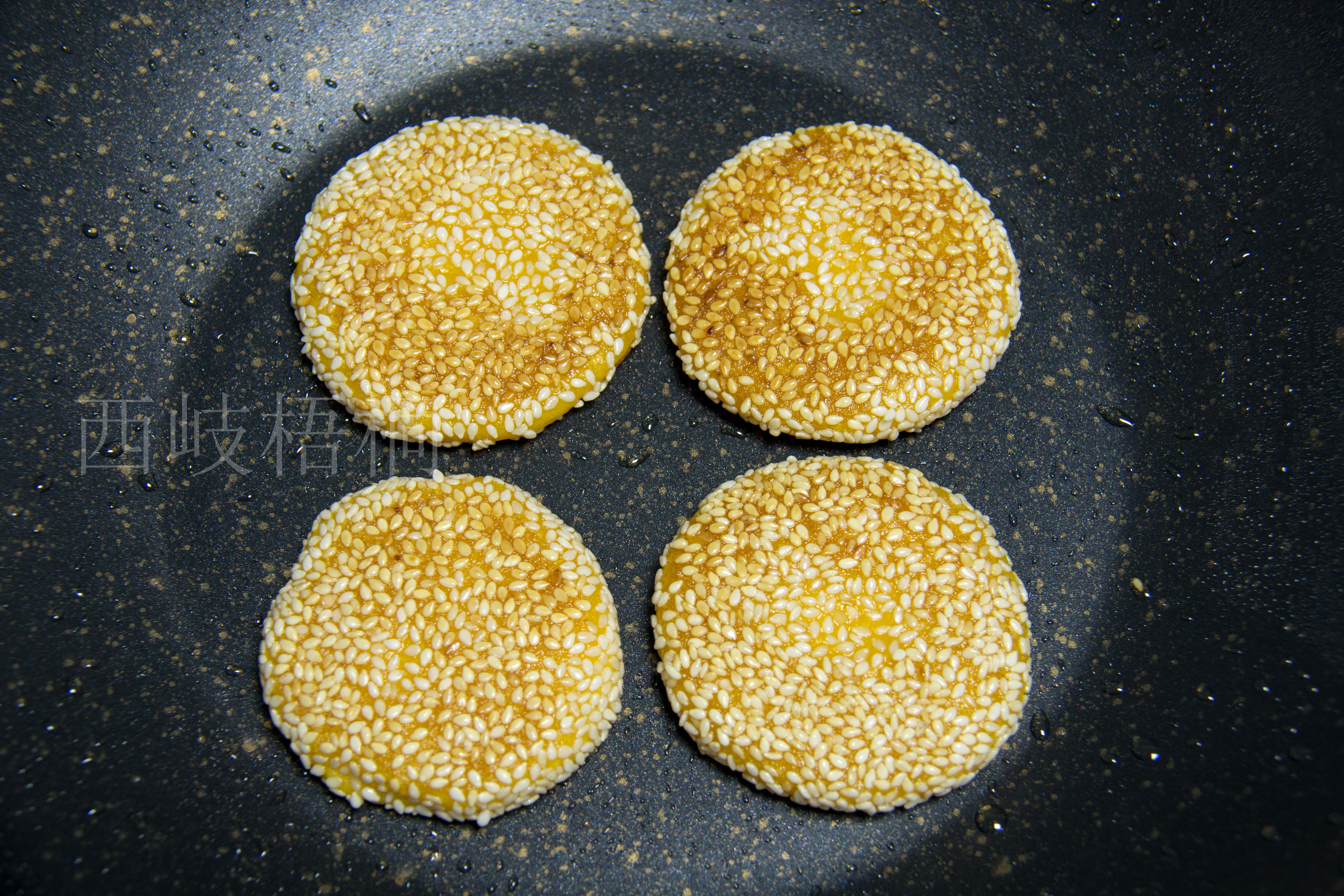 第八步:大概4分钟后,把南瓜饼的两面都煎到金黄色时,就可以了,香喷喷