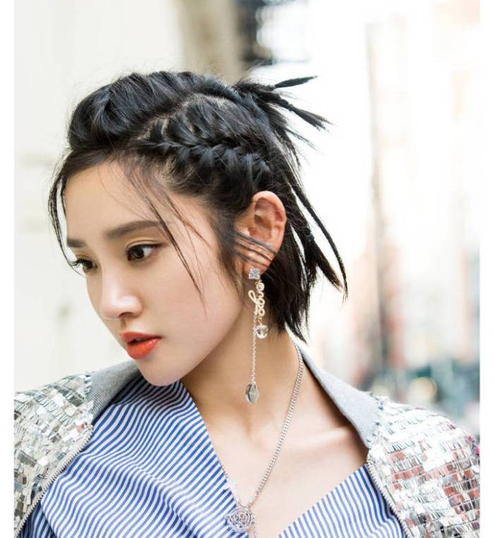 唐艺昕换发型了,朋克风格的脏辫,穿个性喇叭裤显得帅气十足!