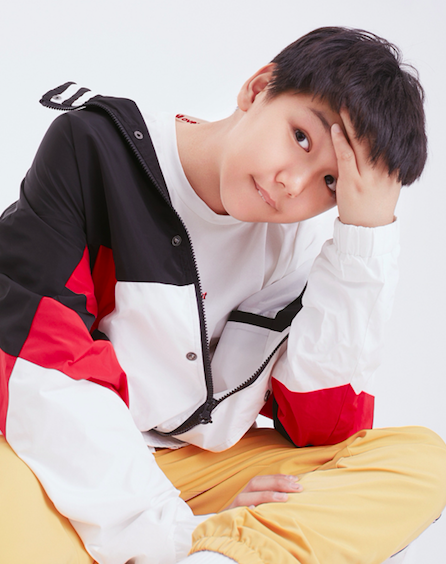 结婚6年才生下儿子球球,因此十分宠爱这个儿子.