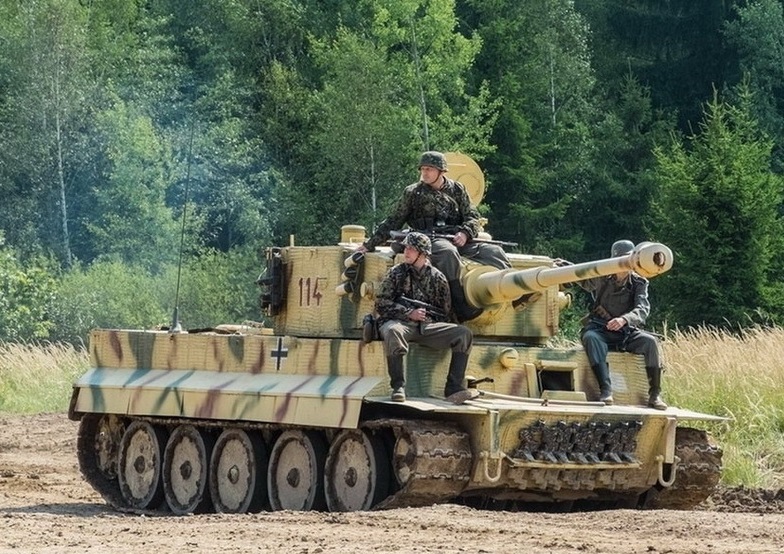 重演二战:外国军迷真下了血本,五对负重轮的虎式很霸气!