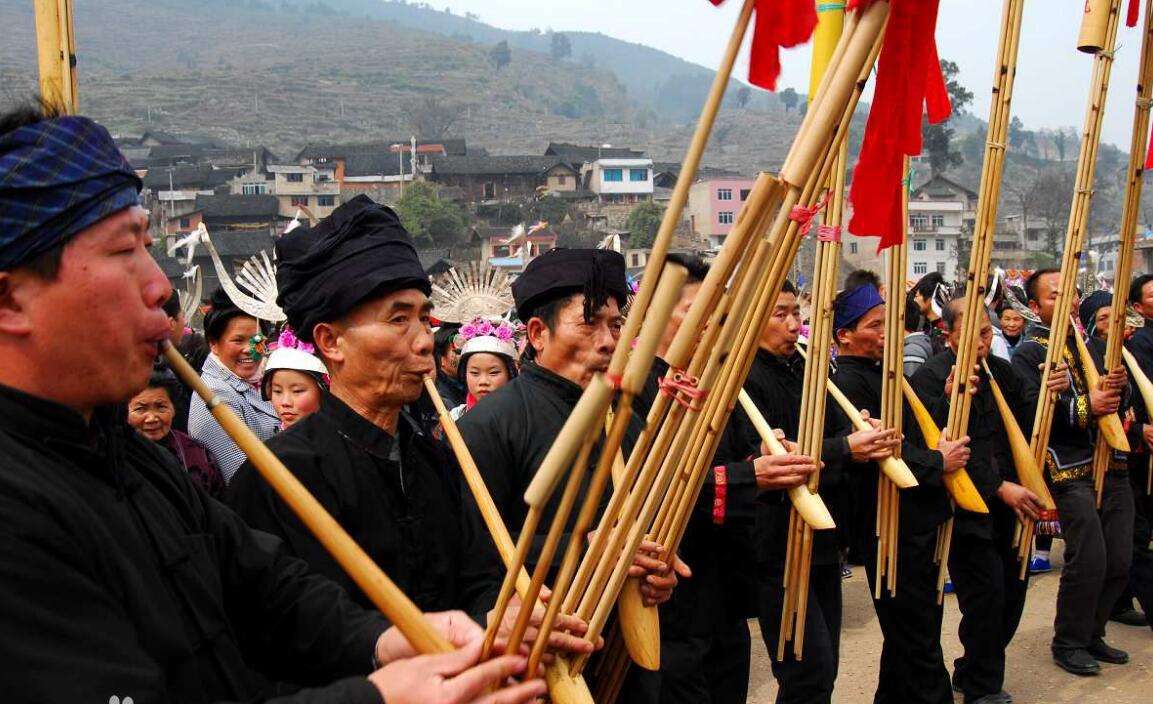 苗族最盛大传统节日,芦笙节场景真实照片,图6人们正在齐奏芦笙