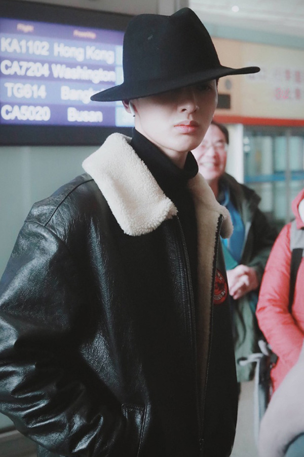 朱正廷戴着"发哥帽",高领毛衣配皮衣,这穿搭就一个字"酷"!