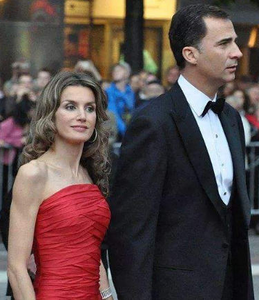 身高接近2米的西班牙国王年轻时颜值令人惊艳,与王后郎才女貌