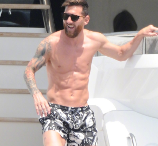 世界杯后梅西心情大好,家人团聚海上度假,网友:肌肉是最大亮点