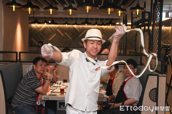 台海底捞为留人才店长月薪35万 还给员工父母补贴