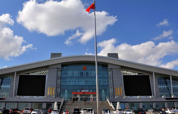 播西都之丽草兮,应青春而凝晖