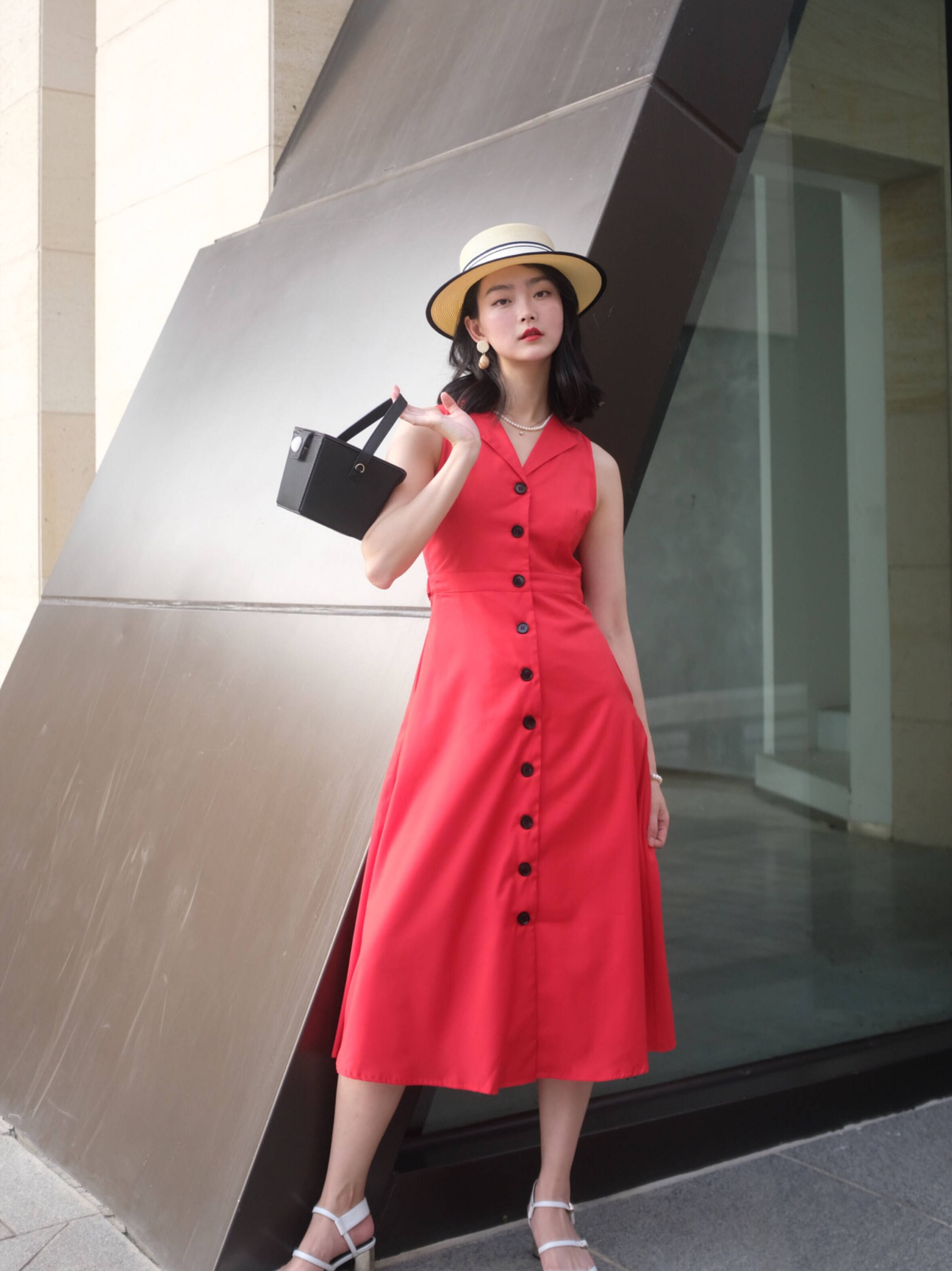 时尚穿搭:一袭亮红色的连衣裙,凸显身材,更具美感