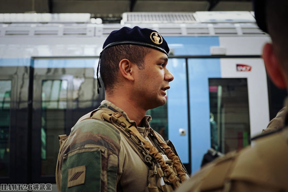 法国士兵手持hk416f系列步枪在巴黎巡逻 这个夏天由他们守护