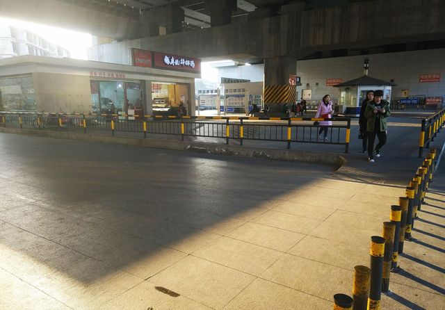 犀浦地铁站,梦想的中转站