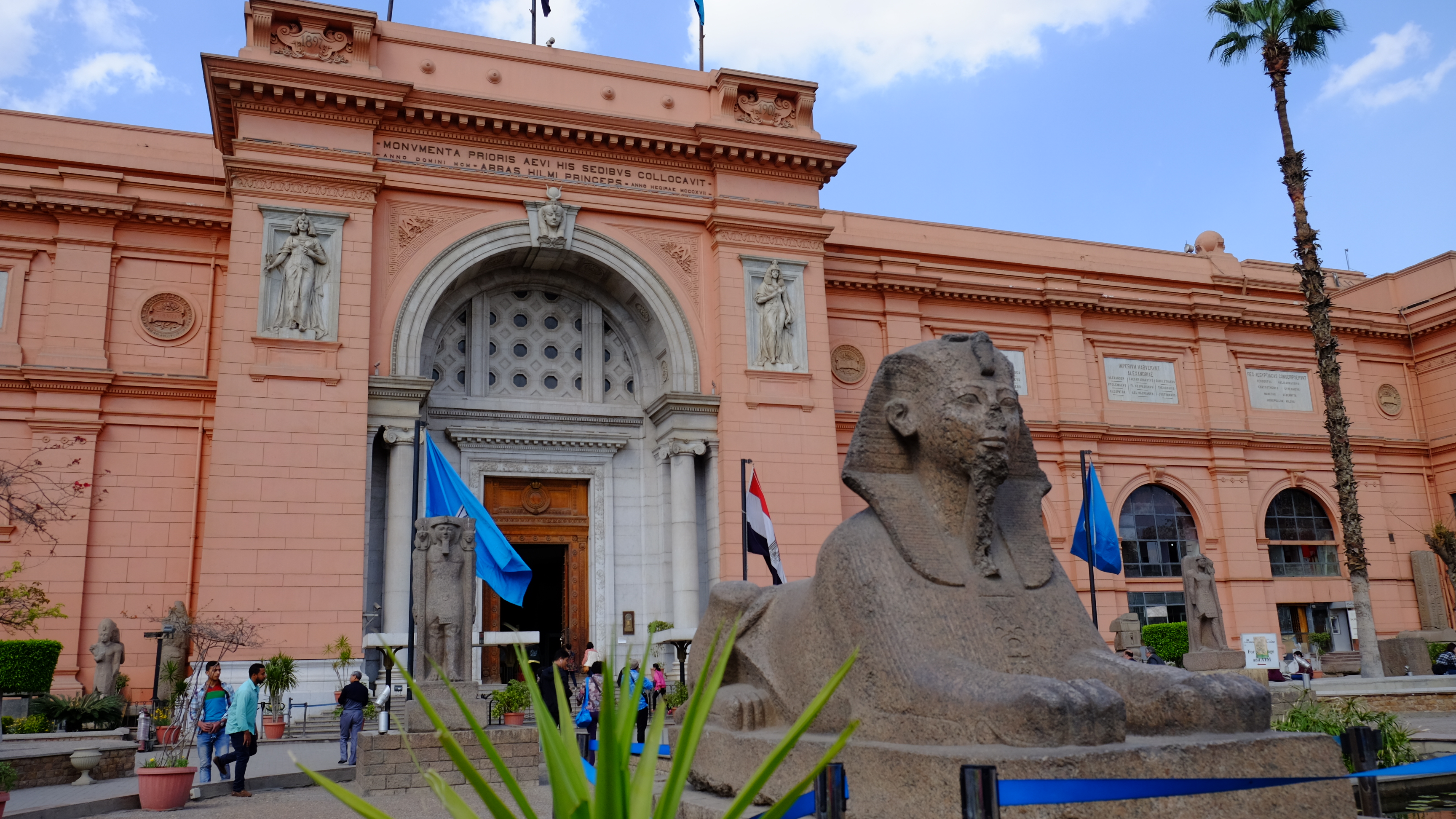 第一站是埃及国家博物馆,全部都是真迹,不会像国内一样多数只放置一比