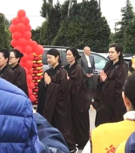 52岁王祖贤皈依佛教,终究无缘婚姻,礼佛时暴露心理状态