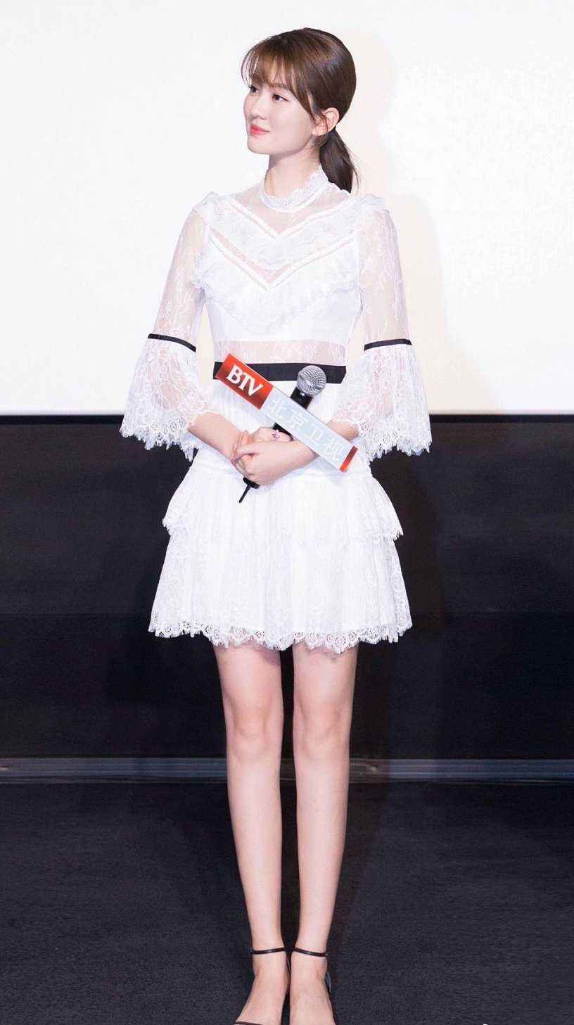 乔欣短裙短到只能遮住重点,网友:画面感来了!