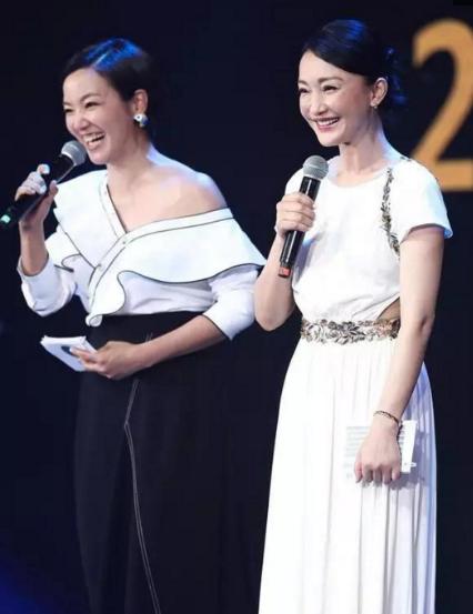 42岁周迅出席慈善晚会,主持人惊讶的看着他的脸,近照曝光