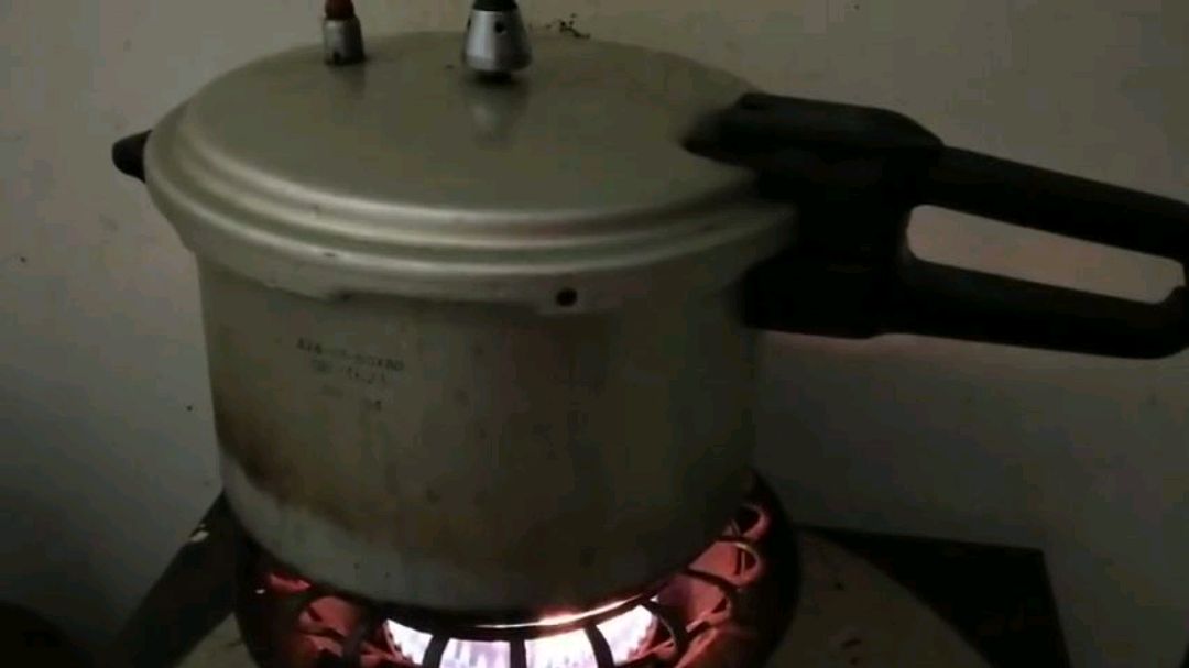 给孩子做的酥带鱼,高压锅焖12分钟就行了