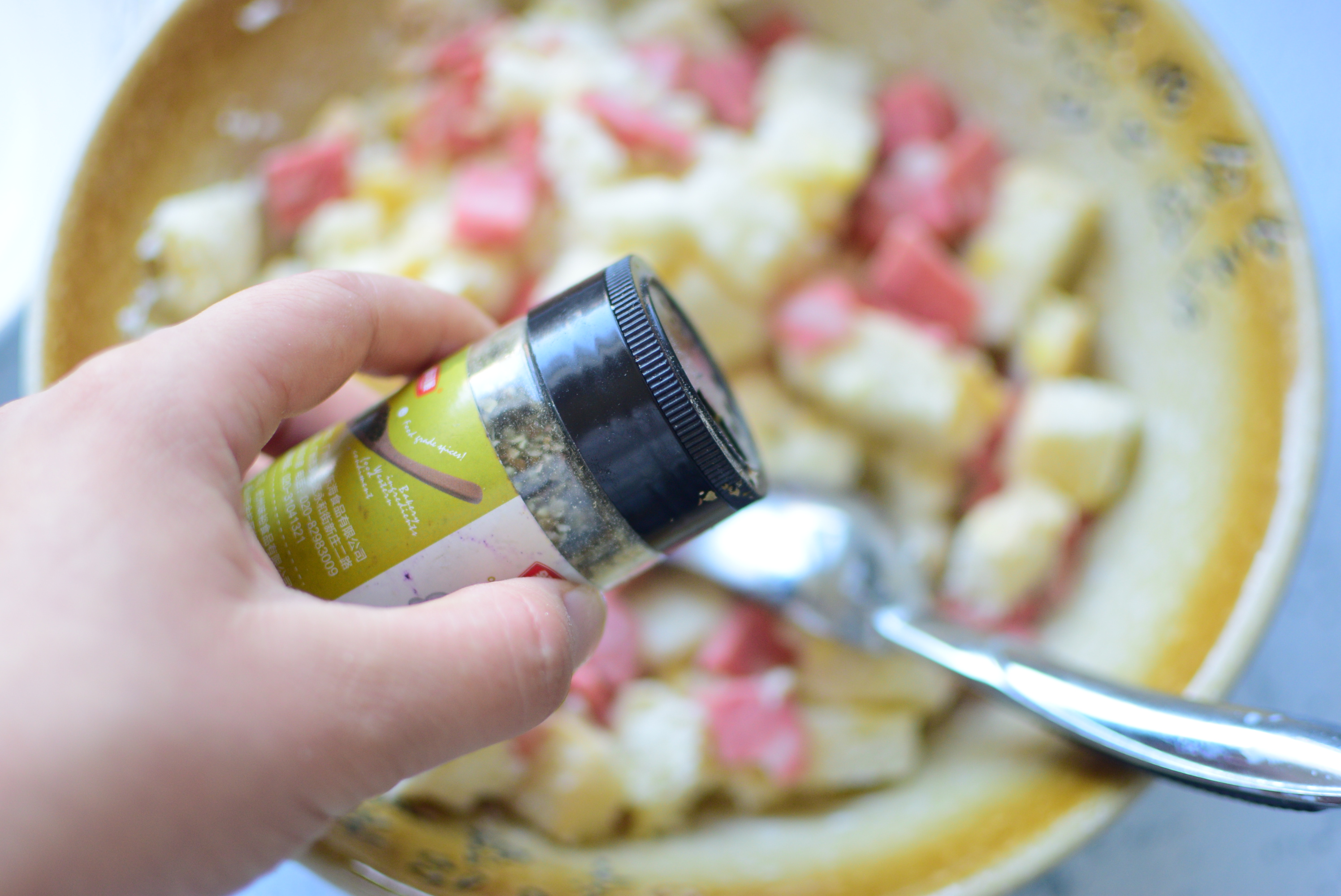 撒上一些胡椒粉,拌匀,如果不喜欢不放胡椒粉也可以