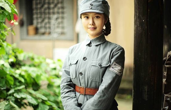 1943年银屏山,新四军女战士拉响手雷,与200多名日军同归于尽