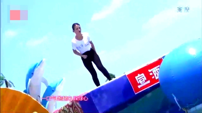美女闯关落水被救,在水中和救生员上演 水上拉丁