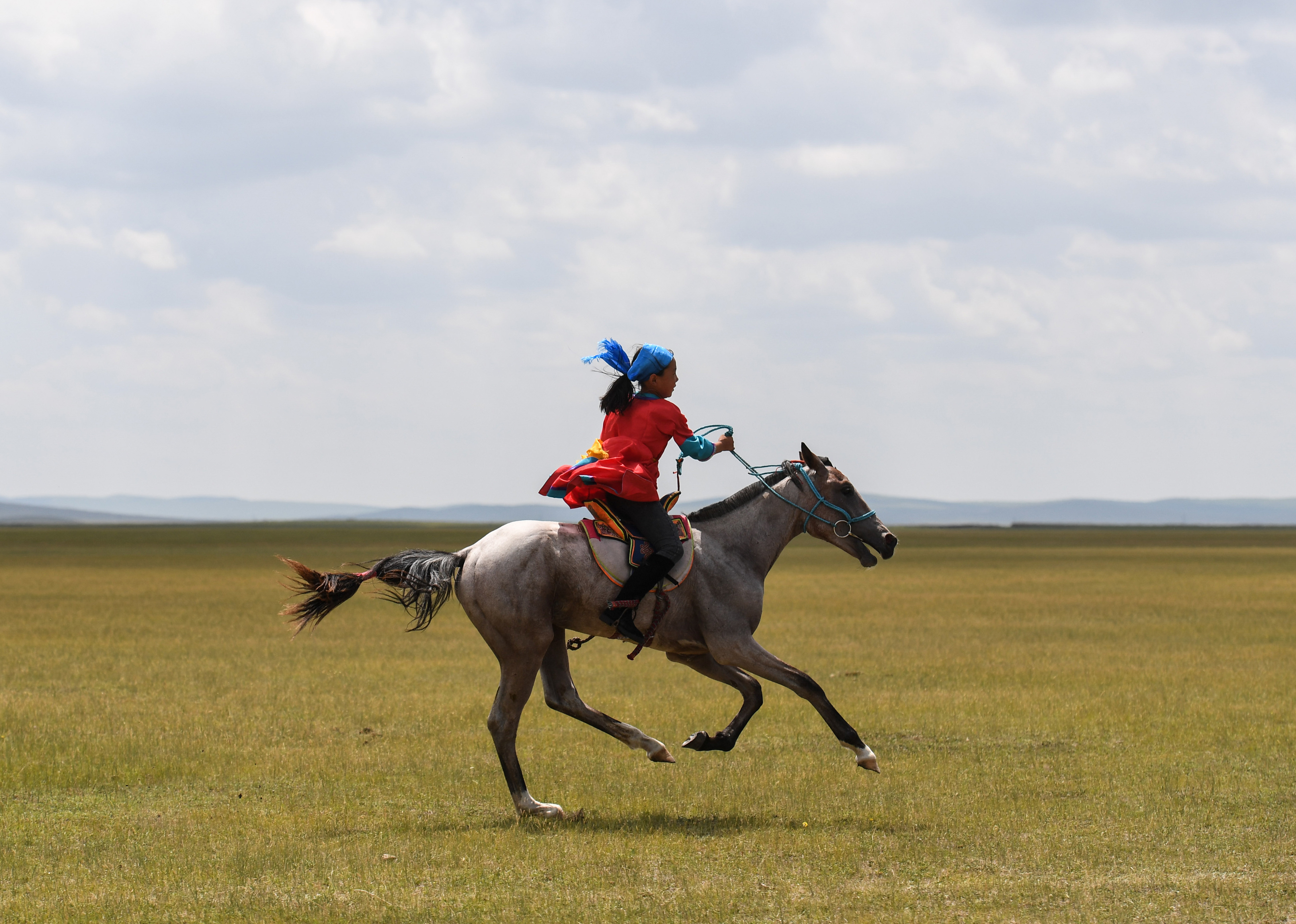 草原女人骑马奔跑图片图片