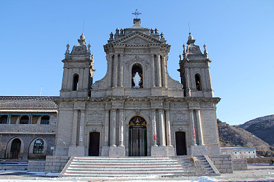 山西太原:板寺山圣母堂,主体建筑简练垂,顶部装饰方圆相间,十字架直指