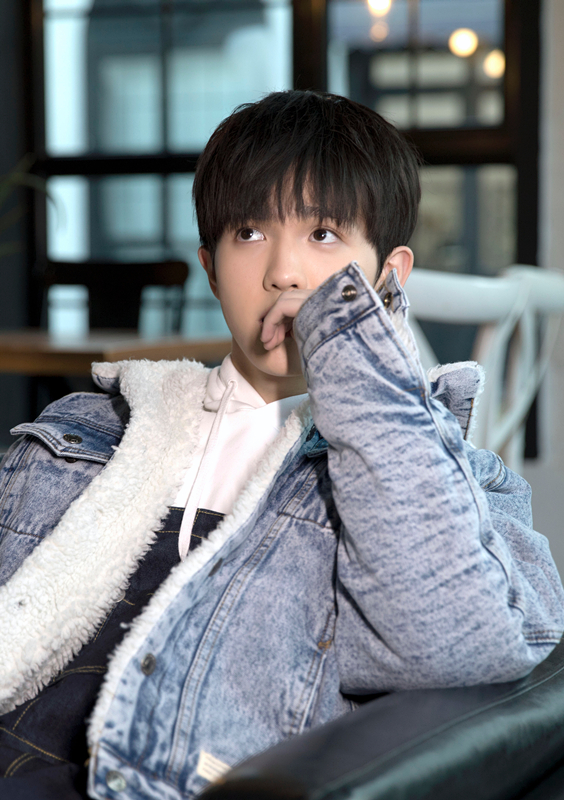 李昊曝时尚牛仔写真大片 颜值爆表气质清新