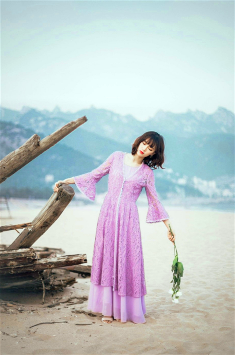 短发轻纱气质少女在破旧渔船上浪漫写真