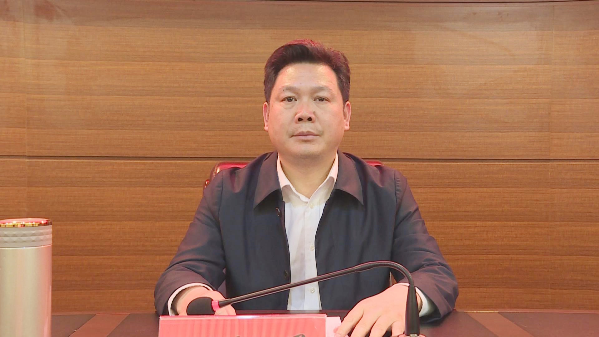 向乾勇主持召开冷水江市委理论学习中心组专题扩大学习会议