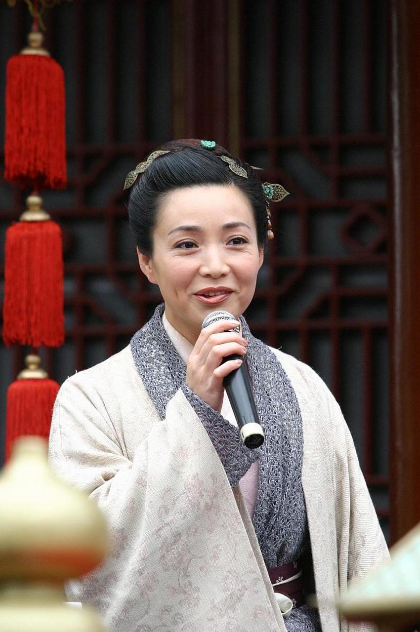 1997年拍摄《还珠格格》时,张铁林为了让戴春荣演皇后,不惜主动让出