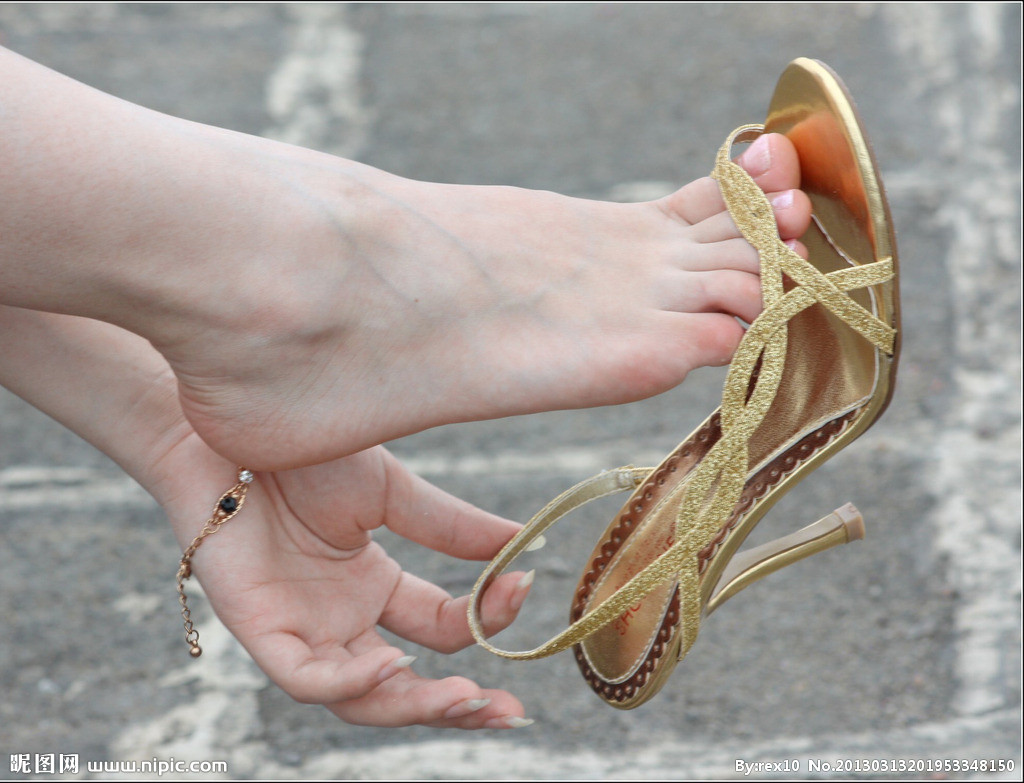 高跟鞋不但穿着好看,还非常的显女人味