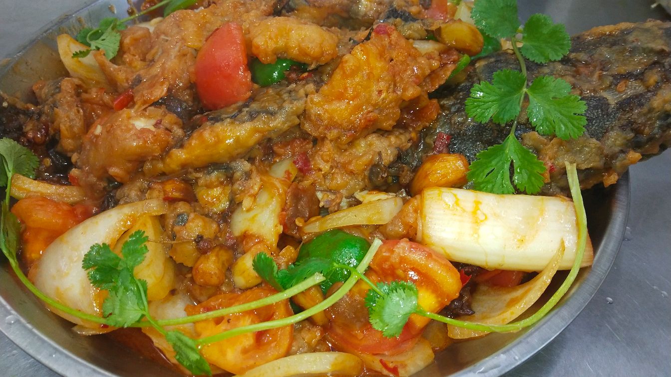 年夜饭系列:“大蒜烧鲶鱼”正宗做法,刺少肉多,一大盘不够吃